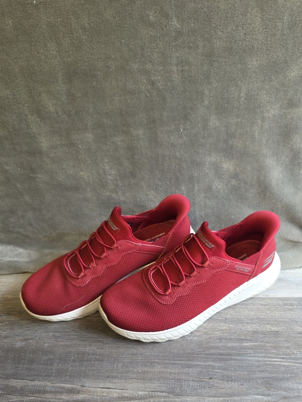 Bobs Skechers Womens Red Slip-On Athletic Sneakers. Size 8.5